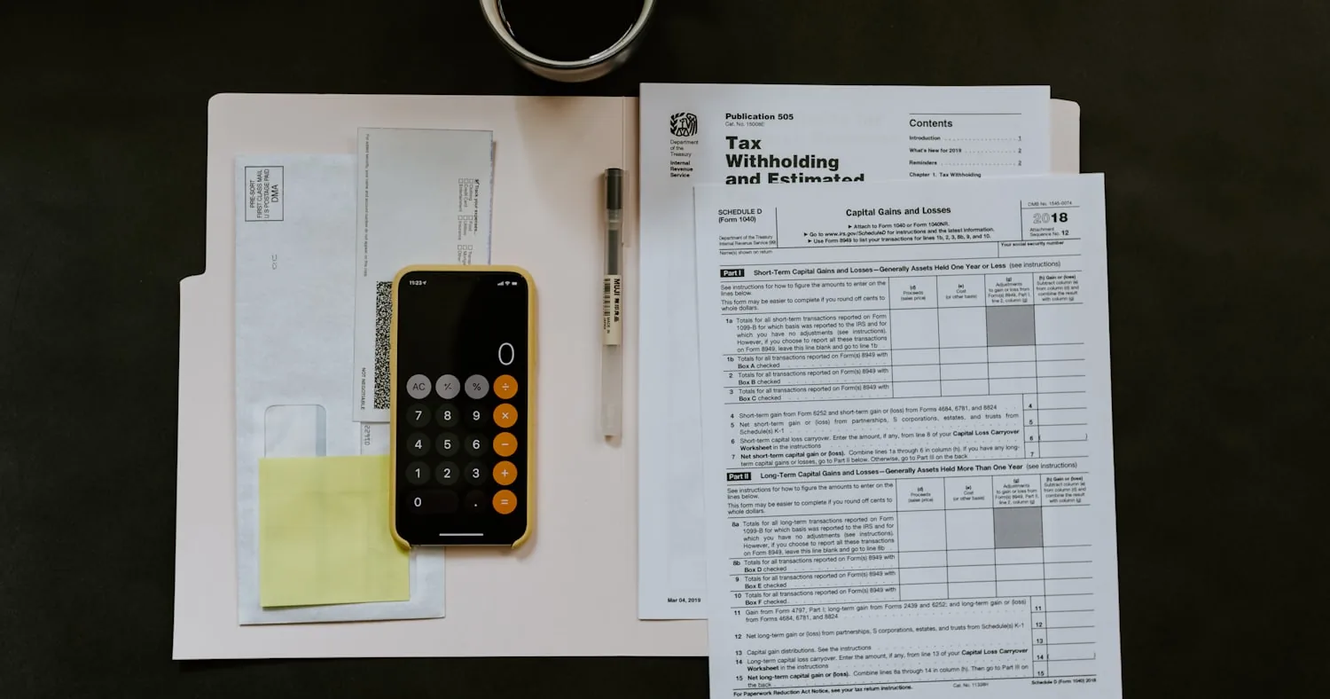 Document fiscal, stylo et smartphone