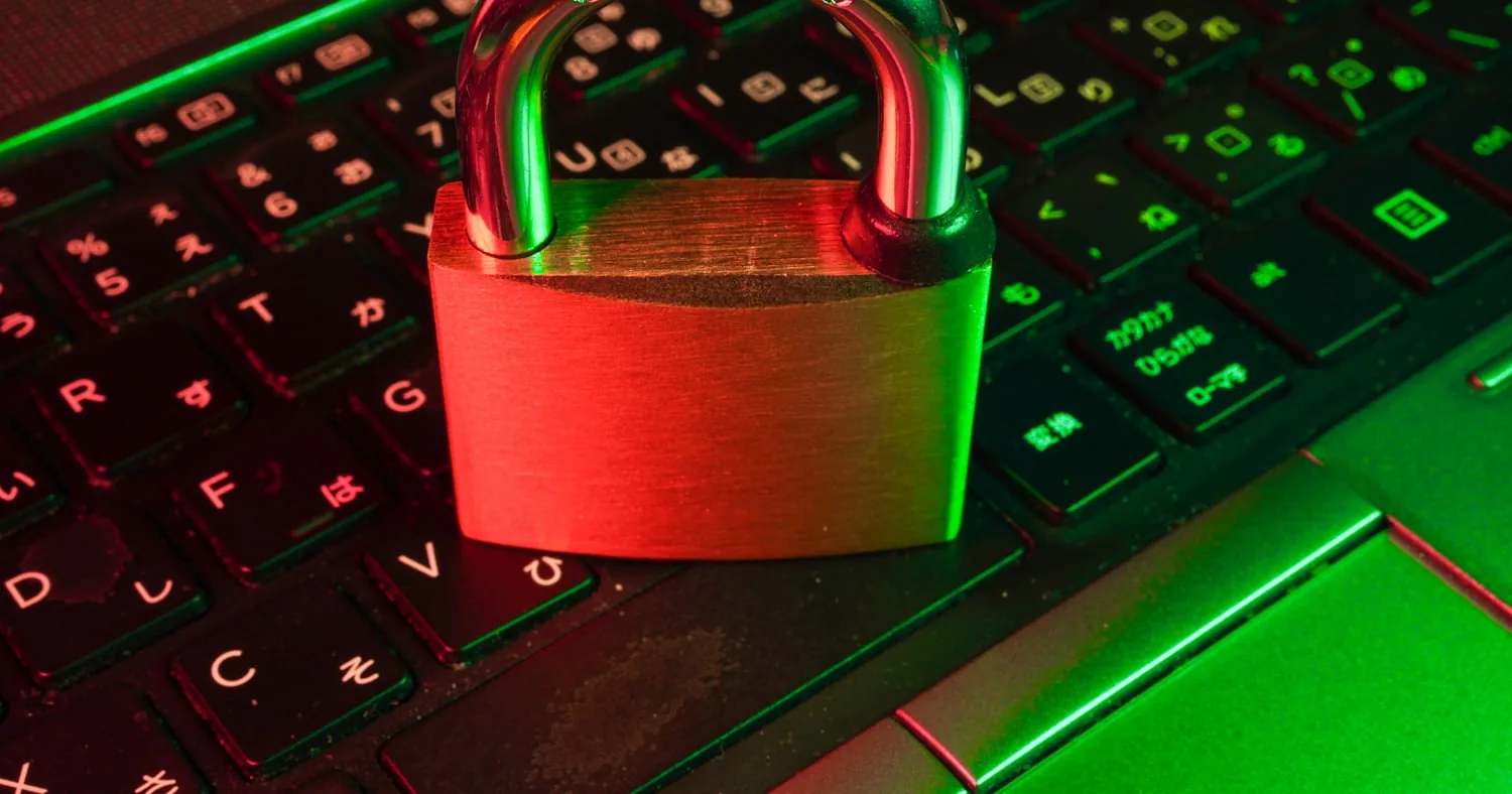Cadenas rouge posé sur un clavier d'ordinateur