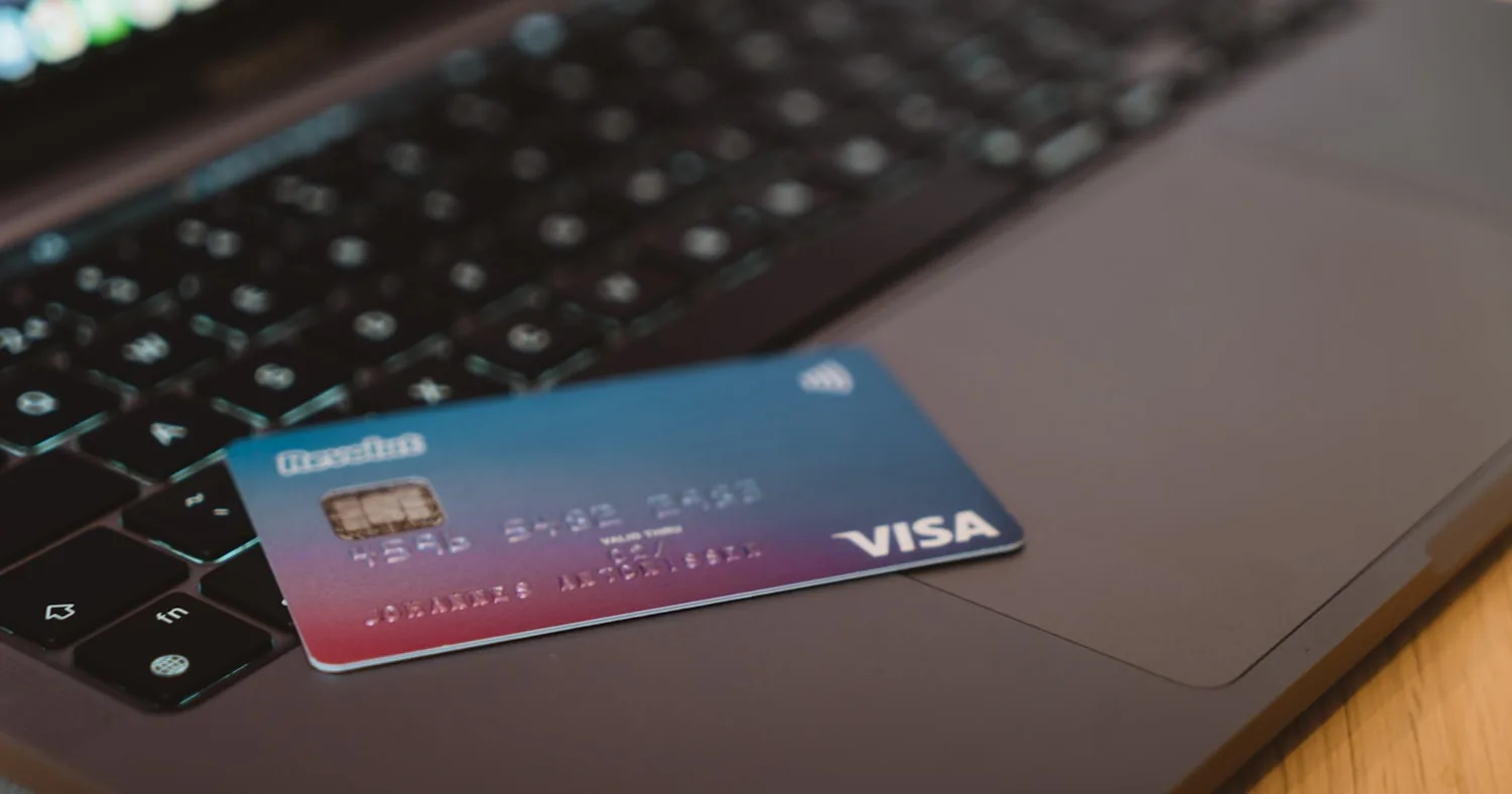 Carte bancaire posée sur un ordinateur portable