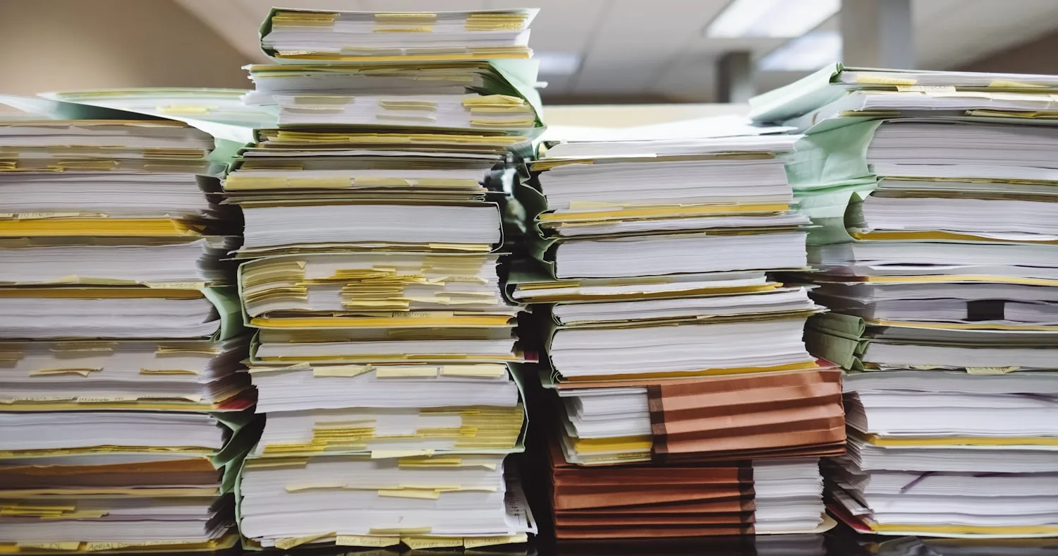 Piles de dossiers et de documents administratifs