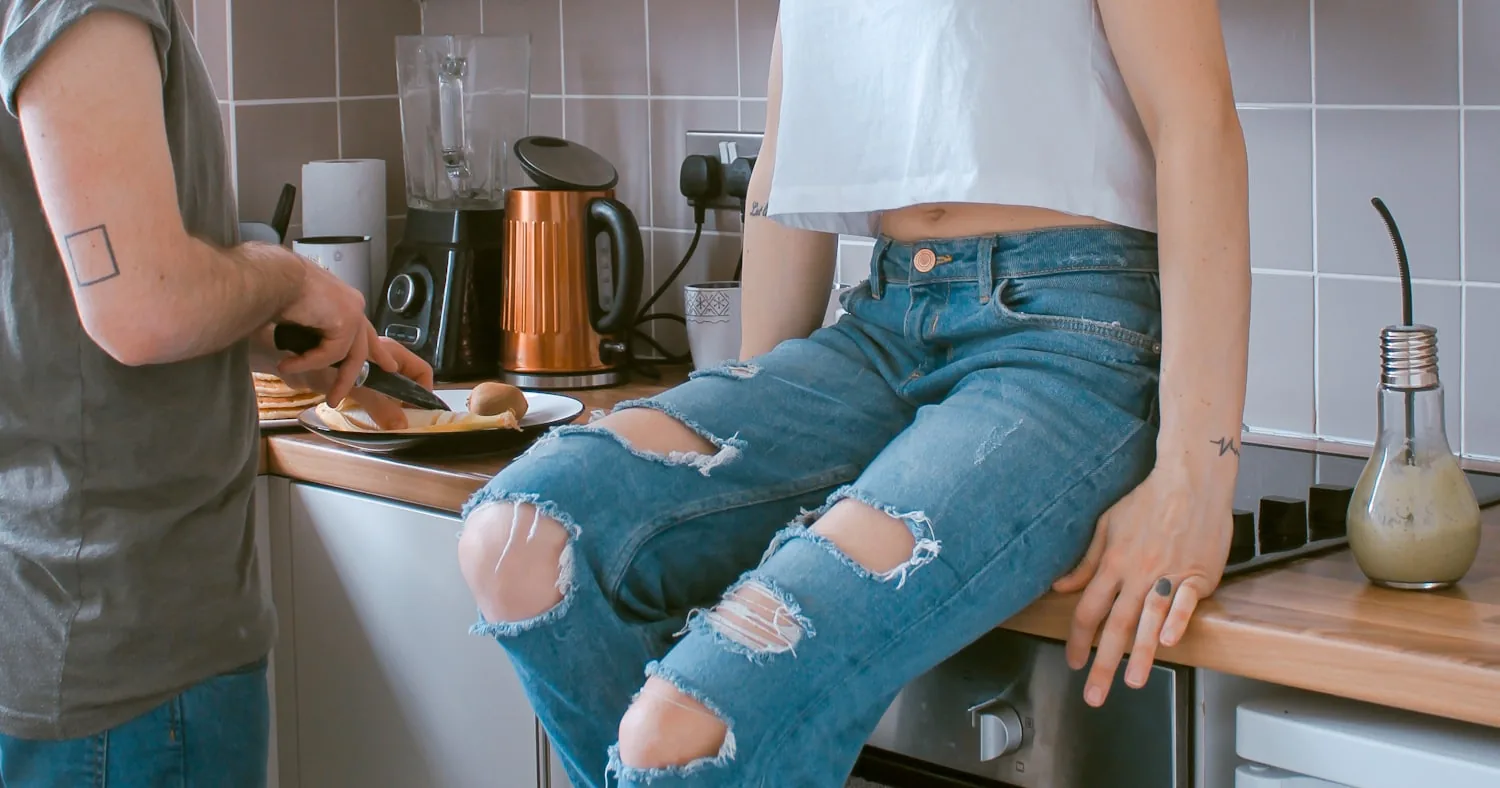 Colocataires dans une cuisine partagée