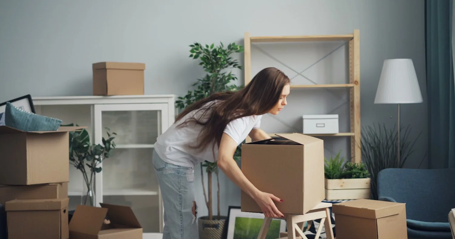 Cartons de déménagement dans un salon