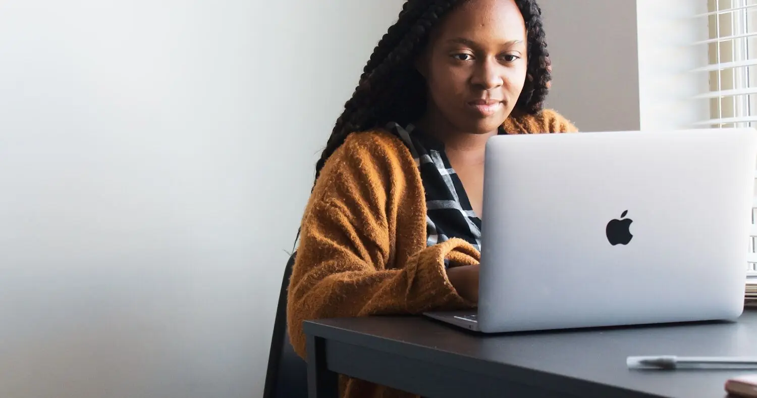 Personne remplissant un formulaire administratif sur un ordinateur portable