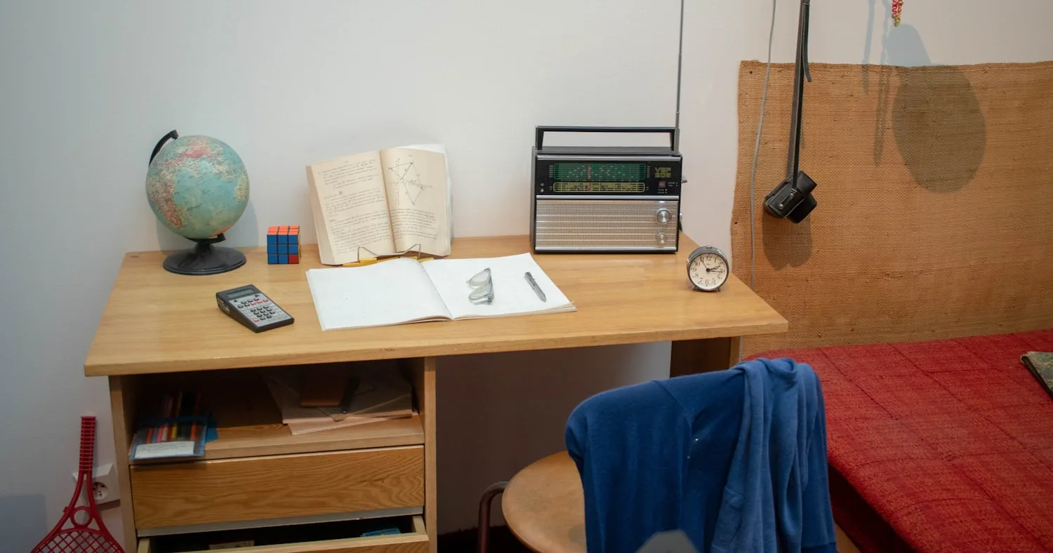 Chambre étudiante avec lit et bureau