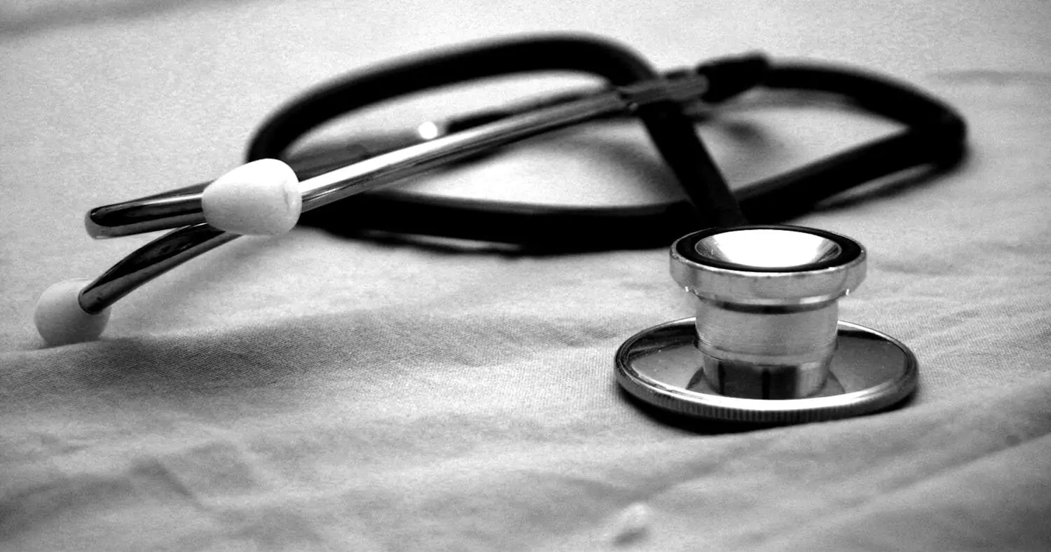 Stéthoscope posé sur une table de consultation