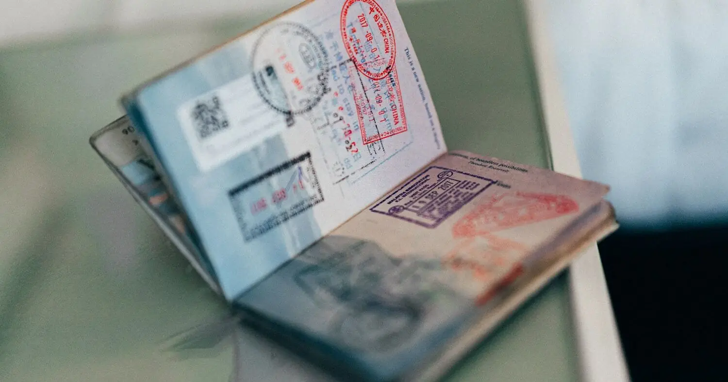 Passeport ouvert couvert de tampons d'entrée