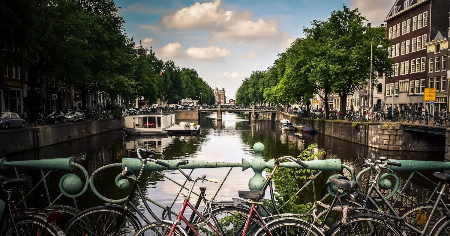 Vélos garés le long d'un canal d'Amsterdam