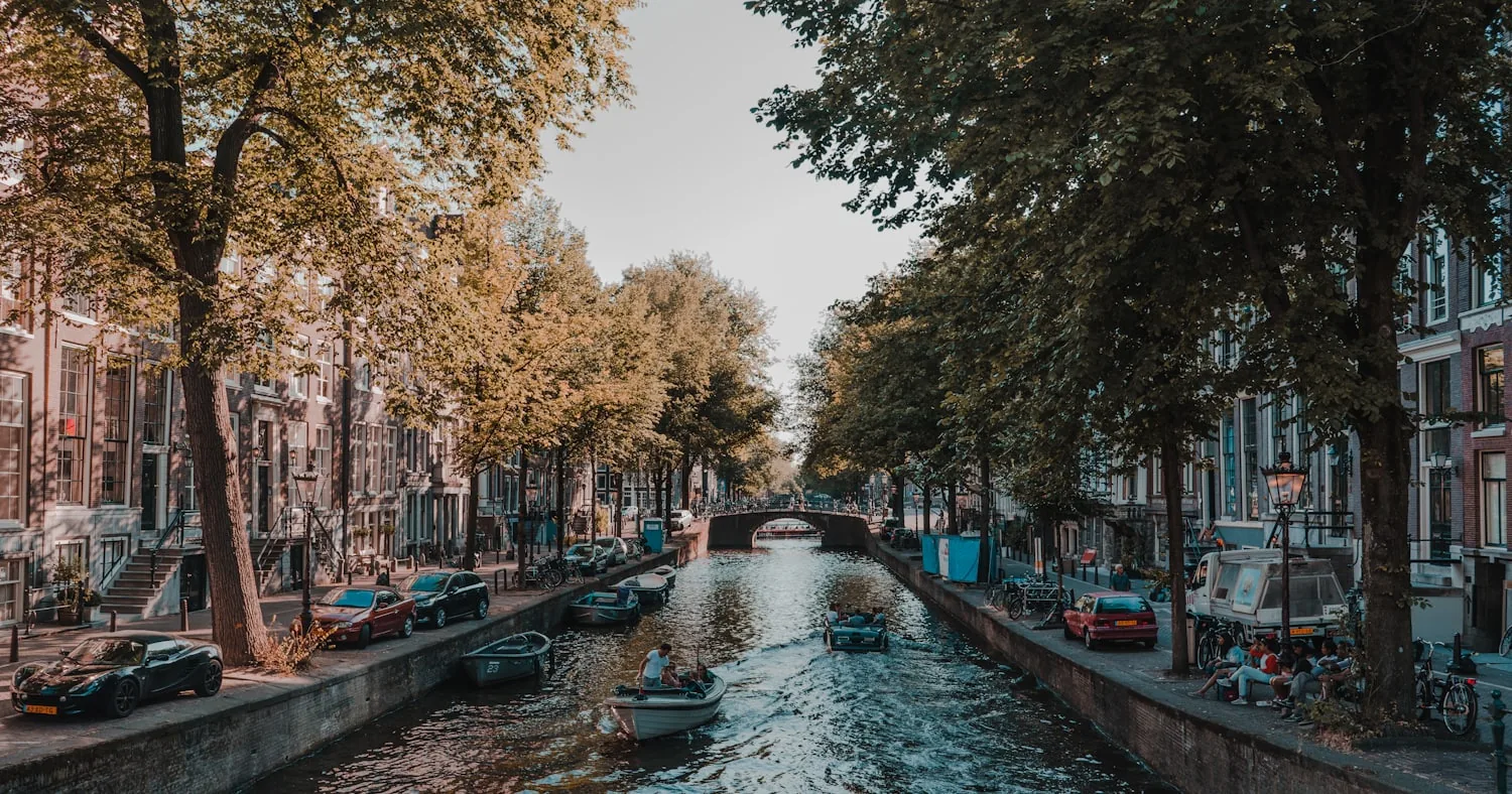 Maisons typiques le long d'un canal d'Amsterdam